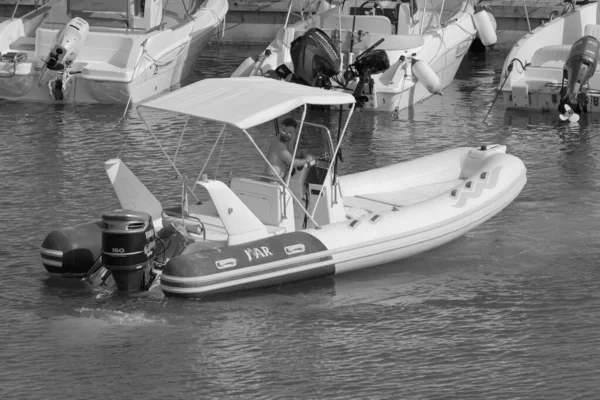 イタリア シチリア島 地中海 マリーナ ラグーザ ラグーザ州 8月2021 ポート内のゴムボートや高級ヨットの男 Editorial — ストック写真