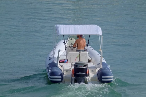 イタリア シチリア島 地中海 マリーナ ラグーザ ラグーザ州 8月2021 ポート内のゴムボートに乗って男 Editorial — ストック写真