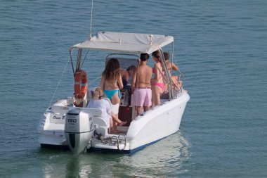 İtalya, Sicilya, Akdeniz, Marina di Ragusa (Ragusa Eyaleti); 1 Ağustos 2021, limandaki bir motorlu tekne - EDITORIAL