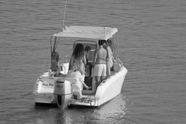 Italien Sicilien Medelhavet Marina Ragusa Ragusaprovinsen Augusti 2021 Personer Motorbåt — Stockfoto