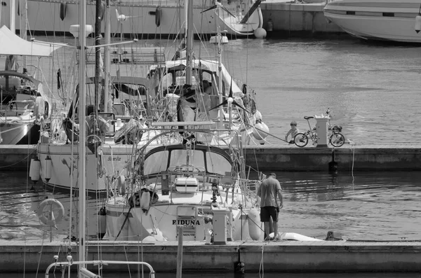 イタリア シチリア島 地中海 マリーナ ラグーザ ラグーザ州 8月2021 ポート内の人々と豪華ヨット Editorial — ストック写真