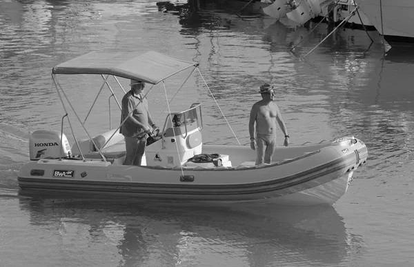 イタリア シチリア島 地中海 マリーナ ラグーザ ラグーザ州 8月2021 ポート内のゴムボート上の男性 Editorial — ストック写真