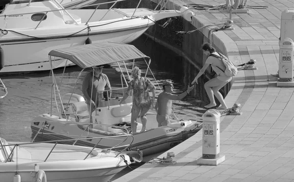 イタリア シチリア島 地中海 マリーナ ラグーザ ラグーザ州 8月2021 港のゴムボートに乗っている人々 Editorial — ストック写真