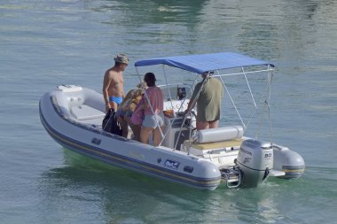 İtalya, Sicilya, Akdeniz, Marina di Ragusa (Ragusa ili); 2 Ağustos 2021, limandaki kauçuk bir teknede insanlar - EDITORIAL