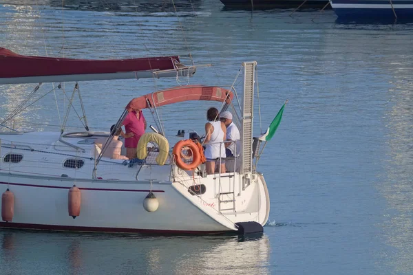 意大利 西西里 地中海 拉古萨海 拉古萨省 2021年8月2日 港口一艘帆船上的乘客 Editorial — 图库照片