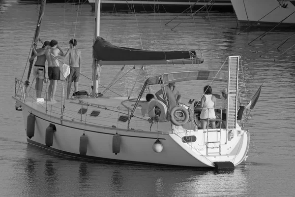 意大利 西西里 地中海 拉古萨海 拉古萨省 2021年8月2日 港口一艘帆船上的乘客 Editorial — 图库照片
