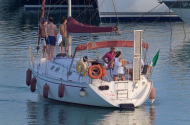 İtalya, Sicilya, Akdeniz, Marina di Ragusa (Ragusa ili); 2 Ağustos 2021, limandaki bir yelkenli teknesinde insanlar - EDITORIAL