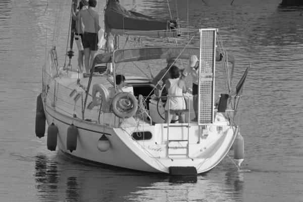 イタリア シチリア島 地中海 マリーナ ラグーザ ラグーザ州 8月2021 ポート内のセーリングボートの人々 編集部 — ストック写真