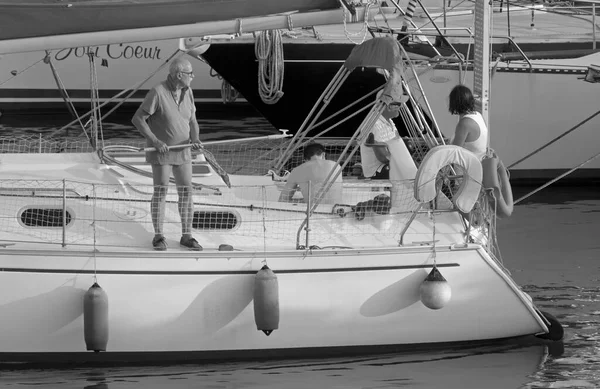イタリア シチリア島 地中海 マリーナ ラグーザ ラグーザ州 8月2021 ポート内のセーリングボートの人々 編集部 — ストック写真