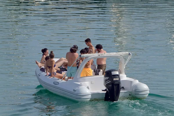 イタリア シチリア島 地中海 マリーナ ラグーザ ラグーザ州 8月2021 港のゴムボートに乗っている人々 Editorial — ストック写真