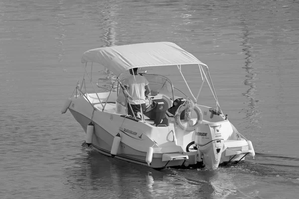 イタリア シチリア島 地中海 マリーナ ラグーザ ラグーザ州 8月2021 ポート内のモーターボートに乗って男 Editorial — ストック写真