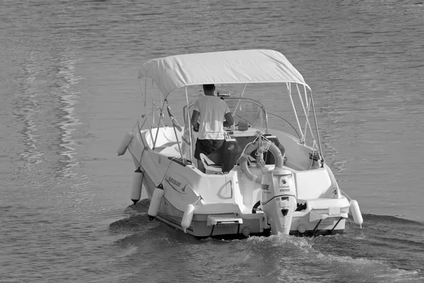 イタリア シチリア島 地中海 マリーナ ラグーザ ラグーザ州 8月2021 ポート内のモーターボートに乗って男 Editorial — ストック写真