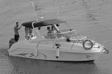 İtalya, Sicilya, Akdeniz, Marina di Ragusa (Ragusa Eyaleti); 4 Ağustos 2021, limandaki bir motorlu tekne - EDITORIAL