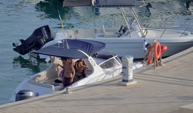 İtalya, Sicilya, Akdeniz, Marina di Ragusa (Ragusa Eyaleti); 4 Ağustos 2021, limandaki bir motorlu tekne - EDITORIAL