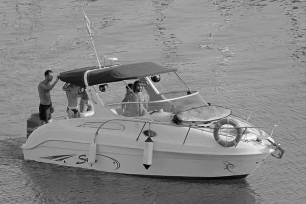 イタリア シチリア島 地中海 マリーナ ラグーザ ラグーザ州 8月2021 ポート内のモーターボート上の男性 Editorial — ストック写真