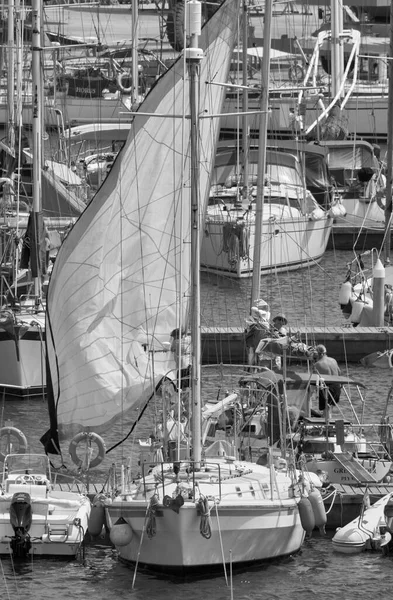 Italien Sicilien Medelhavet Marina Ragusa Ragusaprovinsen Augusti 2021 Män Segelbåt — Stockfoto