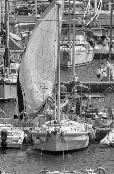 Italien Sicilien Medelhavet Marina Ragusa Ragusaprovinsen Augusti 2021 Män Segelbåt — Stockfoto