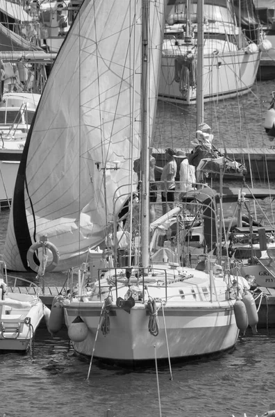 イタリア シチリア島 地中海 マリーナ ラグーザ ラグーザ州 8月2021 セーリングボートの男性と港の豪華ヨット Editorial — ストック写真