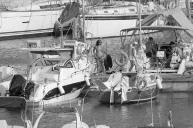 İtalya, Sicilya, Akdeniz, Marina di Ragusa (Ragusa ili); 5 Ağustos 2021, limandaki insanlar ve lüks yatlar - EDITORIAL