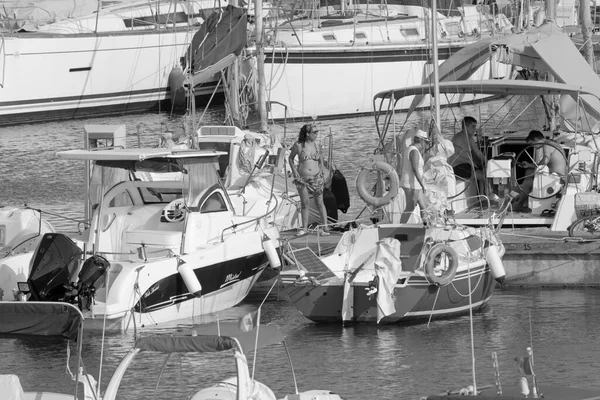 イタリア シチリア島 地中海 マリーナ ラグーザ ラグーザ州 8月2021 港の人々と豪華ヨット Editorial — ストック写真