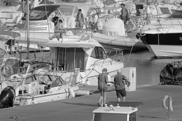 意大利 西西里 地中海 拉古萨港 拉古萨省 2021年8月5日 港口内的人员和豪华游艇 Editorial — 图库照片
