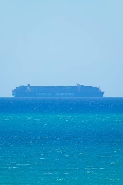 İtalya, Sicilya, Akdeniz, Sicilya Kanalı; 6 Ağustos 2021, konteyner gemisi - EDITORIAL