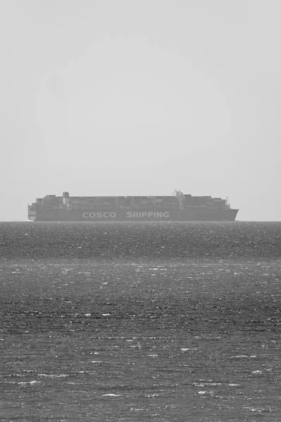 İtalya, Sicilya, Akdeniz, Sicilya Kanalı; 6 Ağustos 2021, konteyner gemisi - EDITORIAL