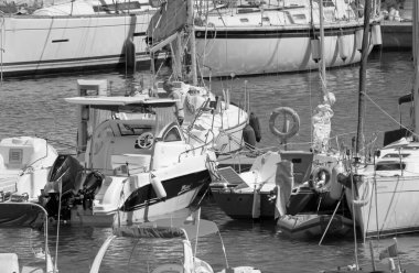 İtalya, Sicilya, Akdeniz, Marina di Ragusa (Ragusa ili); 6 Ağustos 2021, limandaki insanlar, motorlu tekneler ve lüks yatlar - EDITORIAL