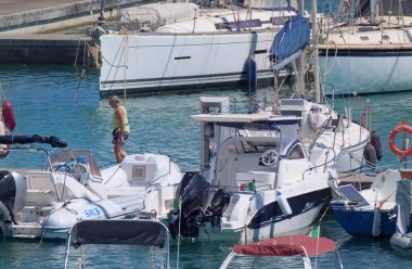 İtalya, Sicilya, Akdeniz, Marina di Ragusa (Ragusa ili); 6 Ağustos 2021, limandaki insanlar, motorlu tekneler ve lüks yatlar - EDITORIAL