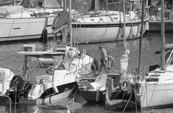 İtalya, Sicilya, Akdeniz, Marina di Ragusa (Ragusa ili); 6 Ağustos 2021, limandaki insanlar, motorlu tekneler ve lüks yatlar - EDITORIAL