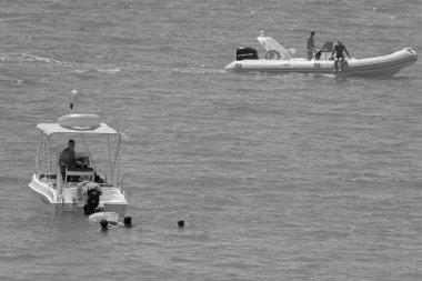 İtalya, Sicilya, Akdeniz, Marina di Ragusa (Ragusa ili); 7 Ağustos 2021, denizdeki motorlu teknelerde yaşayan insanlar - EDITORIAL