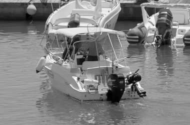 İtalya, Sicilya, Akdeniz, Marina di Ragusa (Ragusa Eyaleti); 7 Ağustos 2021, limandaki bir motorlu tekne - EDITORIAL