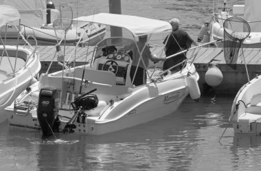 İtalya, Sicilya, Akdeniz, Marina di Ragusa (Ragusa Eyaleti); 7 Ağustos 2021, limandaki bir motorlu tekne - EDITORIAL