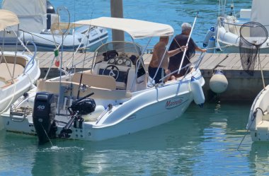 İtalya, Sicilya, Akdeniz, Marina di Ragusa (Ragusa Eyaleti); 7 Ağustos 2021, limandaki bir motorlu tekne - EDITORIAL