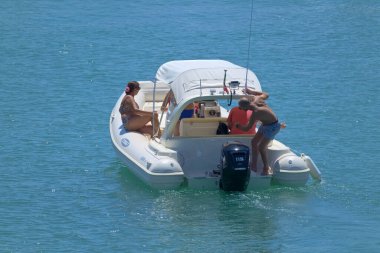 İtalya, Sicilya, Akdeniz, Marina di Ragusa (Ragusa ili); 7 Ağustos 2021, limandaki kauçuk bir teknede insanlar - EDITORIAL