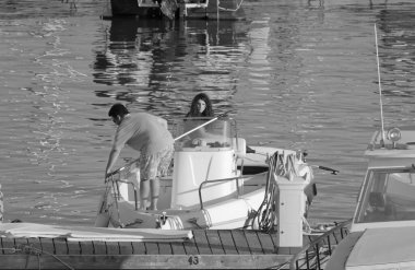 İtalya, Sicilya, Akdeniz, Marina di Ragusa (Ragusa Eyaleti); 7 Ağustos 2021, limanda bir motorlu tekne - EDITORIAL