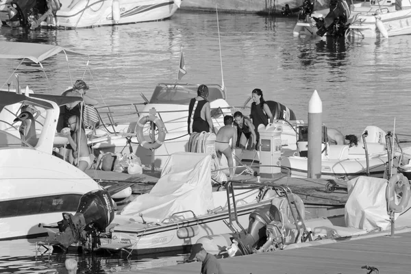 意大利 西西里 地中海 拉古萨港 拉古萨省 2021年8月7日 港口内的人员 汽艇和豪华游艇 Editorial — 图库照片