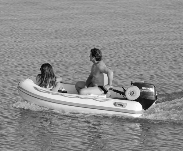 イタリア シチリア島 地中海 マリーナ ラグーザ ラグーザ州 8月2021 ポート内の小さなゴムボート上のカップル Editorial — ストック写真