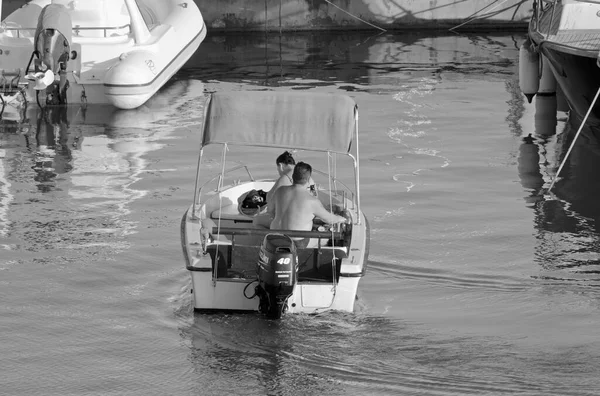 イタリア シチリア島 地中海 マリーナ ラグーザ ラグーザ州 8月2021 ポート内のモーターボート上のカップル Editorial — ストック写真