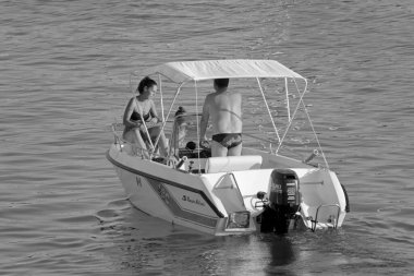 İtalya, Sicilya, Akdeniz, Marina di Ragusa (Ragusa Eyaleti); 7 Ağustos 2021, limandaki bir motorlu tekne - EDITORIAL