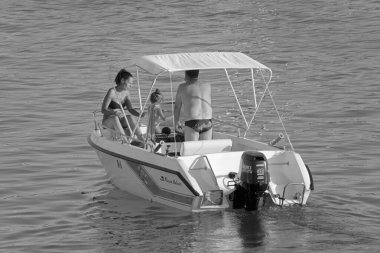 İtalya, Sicilya, Akdeniz, Marina di Ragusa (Ragusa Eyaleti); 7 Ağustos 2021, limandaki bir motorlu tekne - EDITORIAL