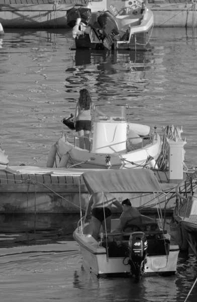 イタリア シチリア島 地中海 マリーナ ラグーザ ラグーザ州 8月2021 港のモーターボートの人々 Editorial — ストック写真