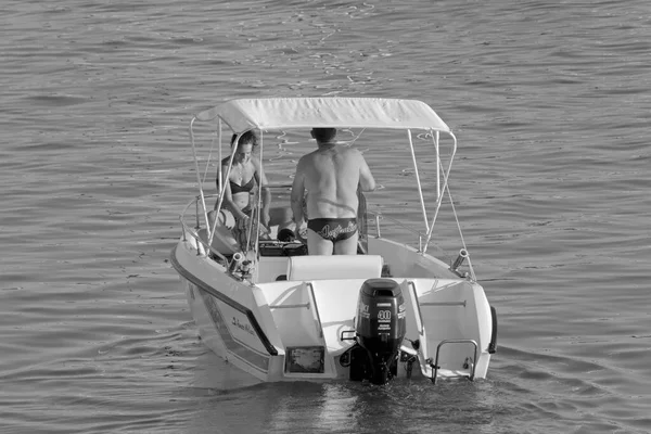 Italien Sicilien Medelhavet Marina Ragusa Ragusaprovinsen Augusti 2021 Personer Motorbåt — Stockfoto
