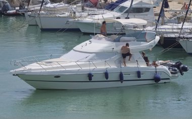 İtalya, Sicilya, Akdeniz, Marina di Ragusa (Ragusa Eyaleti); 9 Ağustos 2021, limanda lüks bir yatta insanlar - EDITORIAL