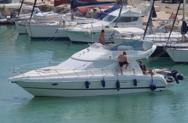 İtalya, Sicilya, Akdeniz, Marina di Ragusa (Ragusa Eyaleti); 9 Ağustos 2021, limanda lüks bir yatta insanlar - EDITORIAL