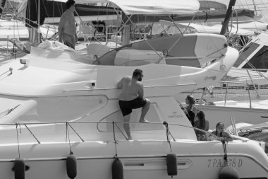 İtalya, Sicilya, Akdeniz, Marina di Ragusa (Ragusa Eyaleti); 9 Ağustos 2021, limanda lüks bir yatta insanlar - EDITORIAL