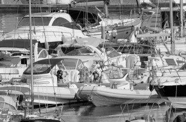 İtalya, Sicilya, Akdeniz, Marina di Ragusa (Ragusa ili); 9 Ağustos 2021, limanda motorlu tekneler ve lüks yatlar - EDITORIAL