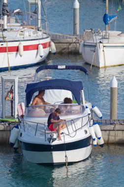 İtalya, Sicilya, Akdeniz, Marina di Ragusa (Ragusa Eyaleti); 9 Ağustos 2021, limanda lüks bir yatta insanlar - EDITORIAL