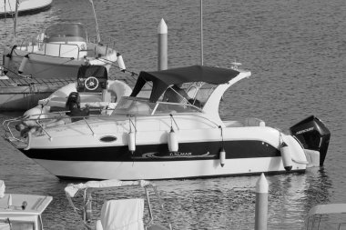 İtalya, Sicilya, Akdeniz, Marina di Ragusa (Ragusa Eyaleti); 9 Ağustos 2021, limanda lüks bir yatta insanlar - EDITORIAL