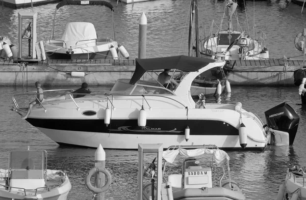 Italia Sicilia Middelhavet Marina Ragusa Ragusaprovinsen August 2021 Folk Luksusbåt – stockfoto